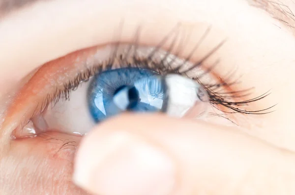 Hermoso ojo humano y lente de contacto —  Fotos de Stock
