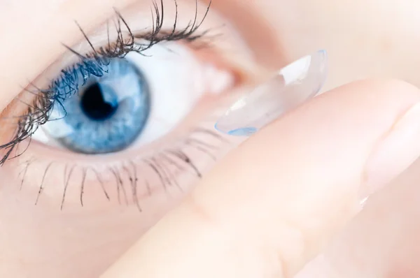Красиве людське око і контактна лінза — стокове фото