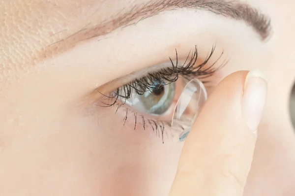 Hermoso ojo humano y lente de contacto —  Fotos de Stock