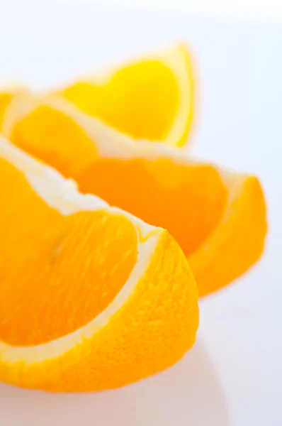 Frische Segmente einer Orange auf weißem Hintergrund — Stockfoto