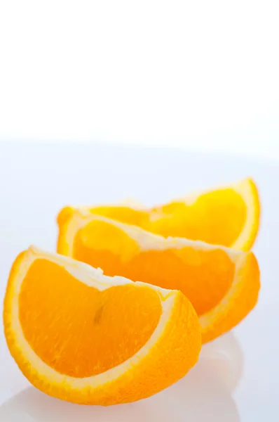 Beyaz bir arka planda turuncu taze kesimleri — Stok fotoğraf