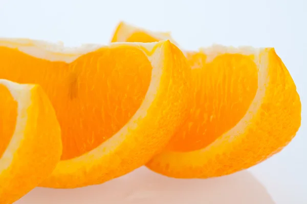 Čerstvý segmenty pomeranč na bílém pozadí — Stock fotografie