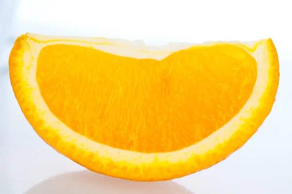 Segmenti freschi di un'arancia su uno sfondo bianco — Foto Stock