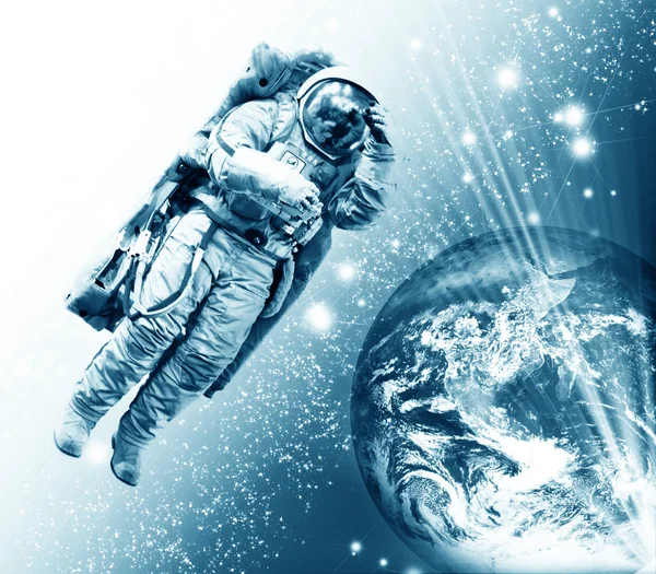 Kosmonaut flyger till jorden — Stockfoto