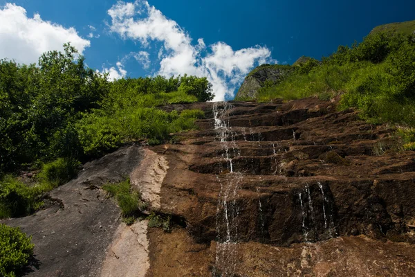 Wodospad padający od zboczu skały — Zdjęcie stockowe