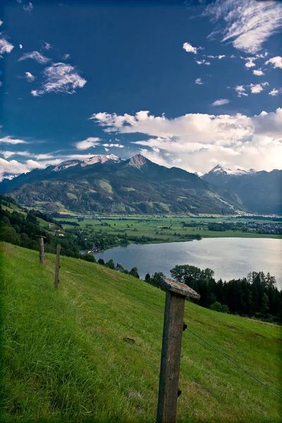 Zeller tó az Alpok és a felhők — Stock Fotó