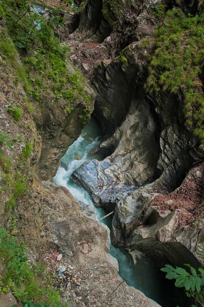 Canyon con fiume verde — Foto Stock