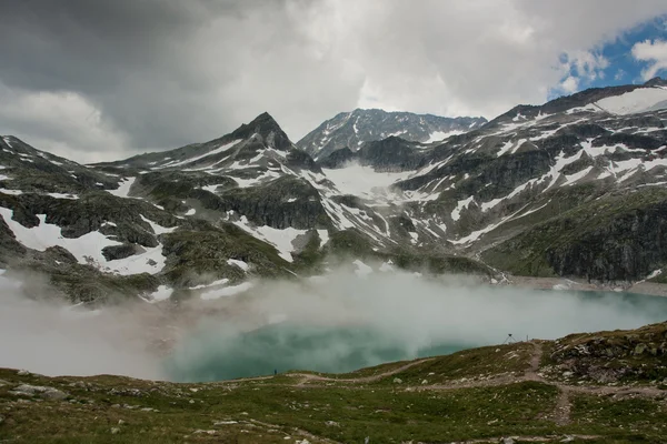 Alpes perto de Wei =see com nevoeiro em Uttendorf — Fotografia de Stock