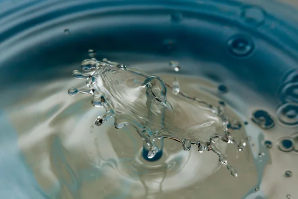 Waterdruppel vallen en botsen — Stockfoto