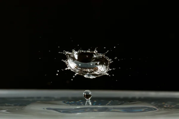 Gota de agua cayendo y colisionando — Foto de Stock