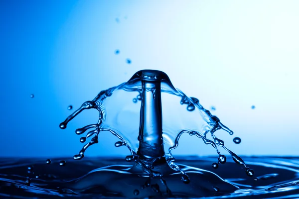 Water drop falling and colliding — Stock Photo, Image