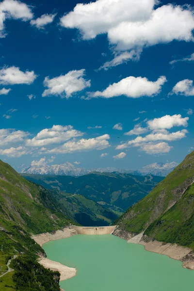 Плотина Капрун, озеро и Альпы — стоковое фото