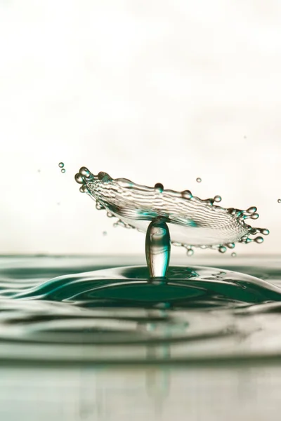 Waterdruppel vallen — Stockfoto