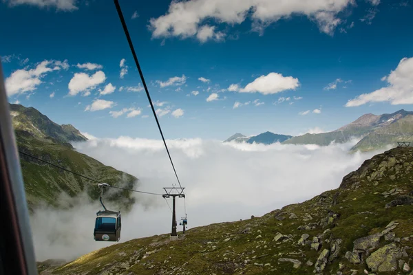 Seilbahn in den Alpen über die Berge in — Stockfoto