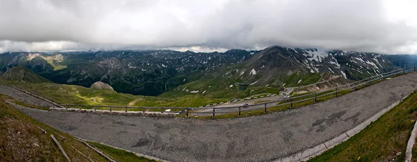 阿尔卑斯山查看从大格洛克纳山高高山道路 — 图库照片