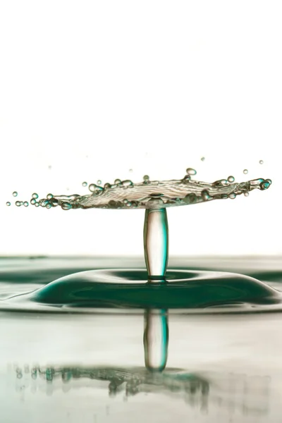 Vattendroppe som faller — Stockfoto