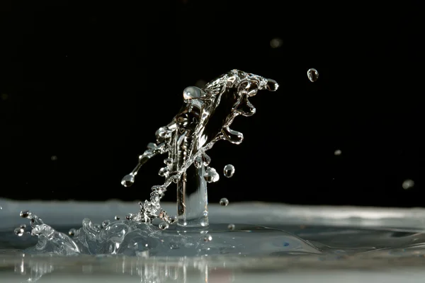 Gota de água caindo e colidindo — Fotografia de Stock