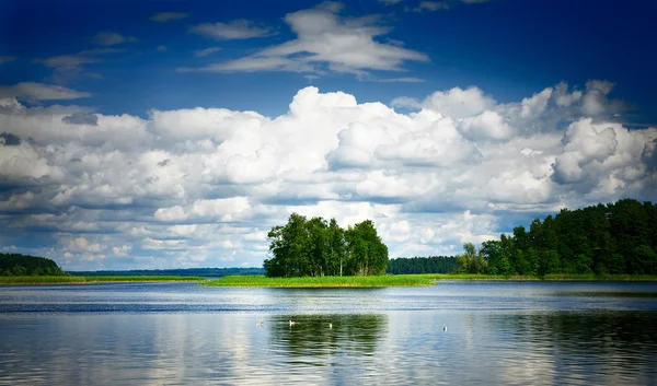 Landscape with reflection in water — Stock Photo, Image