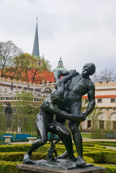 Standbeeld in het historische centrum van Praag — Stockfoto