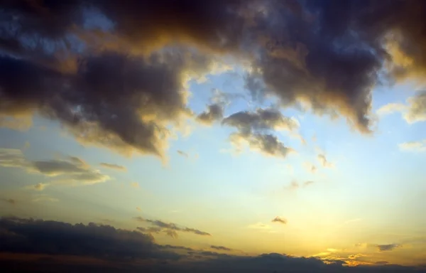 Céu dramático colorido e nuvens ao pôr do sol — Fotografia de Stock