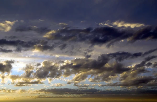 Ciel dramatique coloré et nuages au coucher du soleil — Photo
