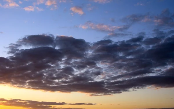 Färgglada dramatisk himmel och moln vid solnedgången — Stockfoto