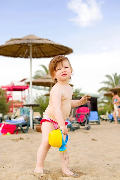 Menina brincando na praia de areia — Fotografia de Stock