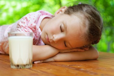 bir bardak süt küçük kız uyuyor