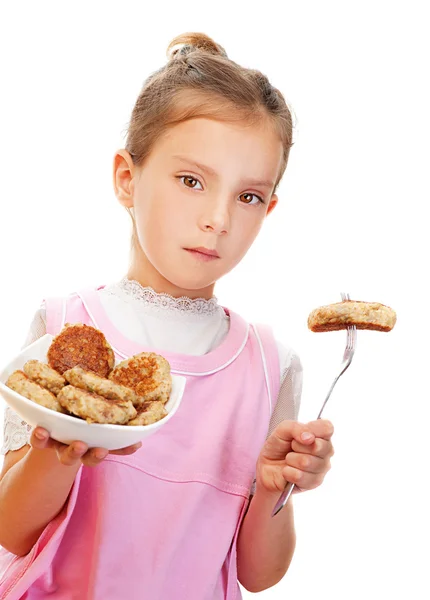 Маленькая девочка с тарелкой фрикаделек — стоковое фото