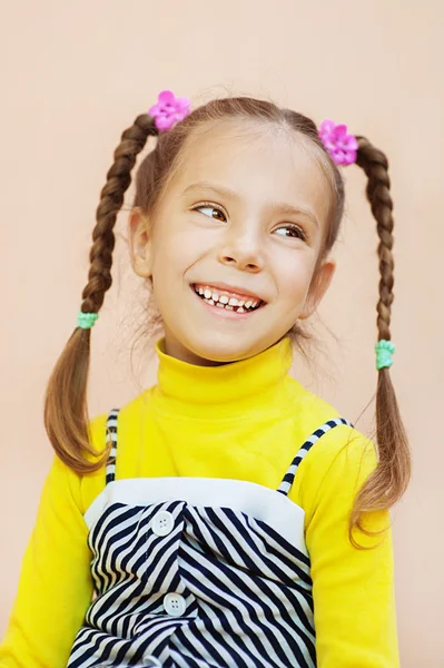 Bambina in abito giallo — Foto Stock