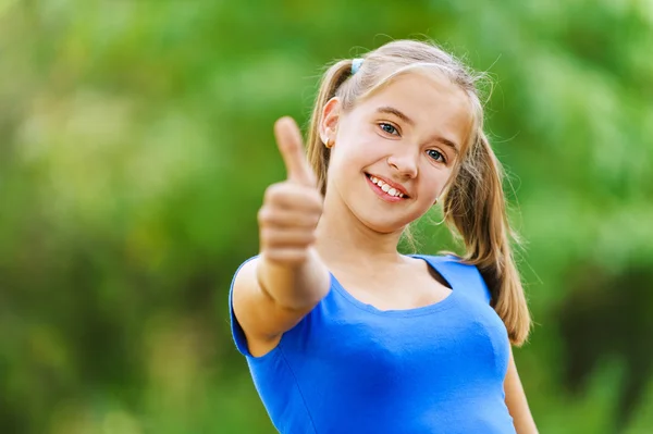 Adolescente chica muestra la mano signo ok — Foto de Stock