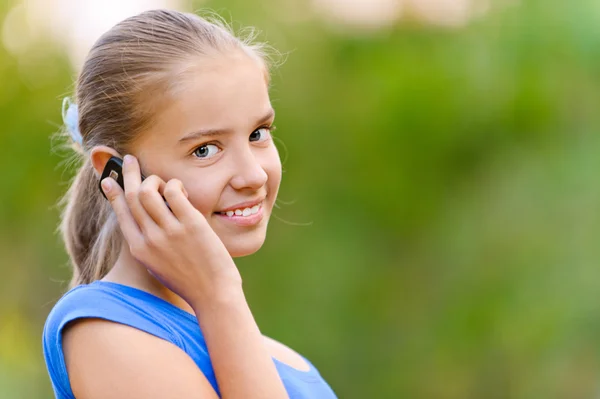 Ler tonåring flicka i talar i mobiltelefon — Stockfoto