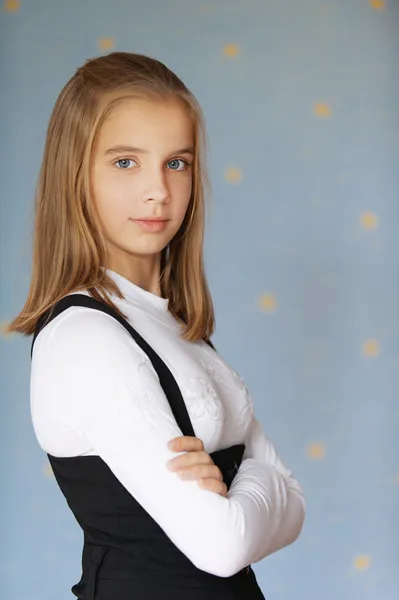 Bella ragazza-adolescente con le braccia incrociate — Foto Stock