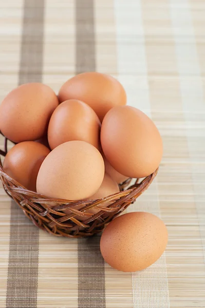 Cesto di vimini con uova di pollo — Foto Stock