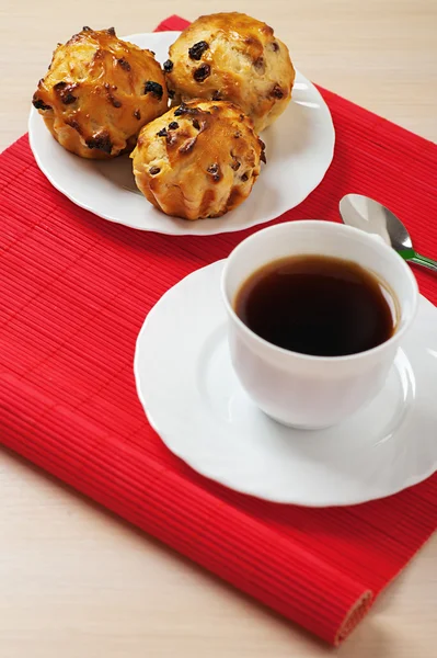 Kleine muffins op plaat en kopje thee — Stockfoto