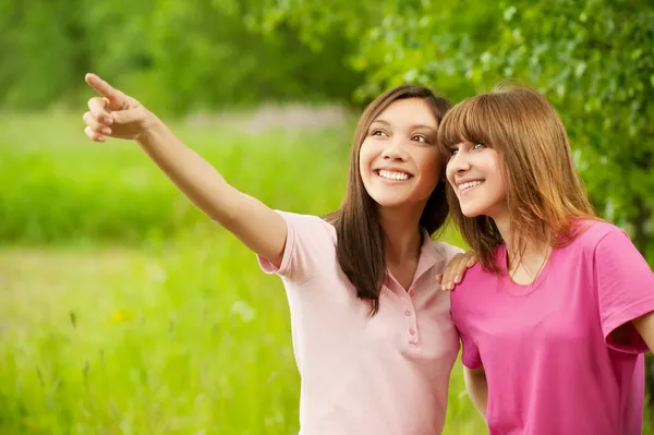 Due giovani belle ragazze in un parco — Foto Stock