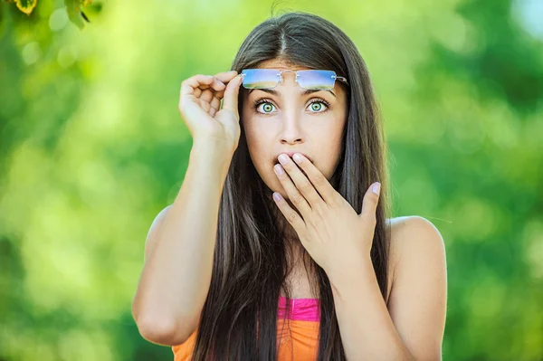 Frau schließt seine Hand in überraschendem Mund — Stockfoto