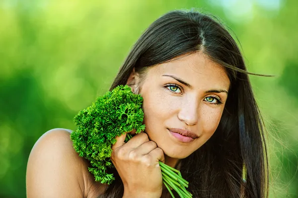 Woman with bare shoulders holding bunch of parsley — Stock Photo, Image