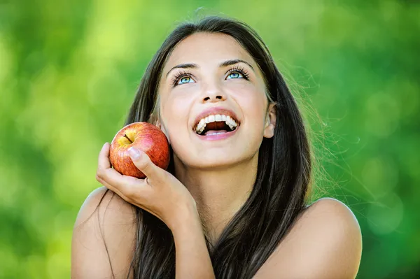 Γυναίκα, κρατώντας ένα κόκκινο μήλο και χαμογελαστός — Φωτογραφία Αρχείου