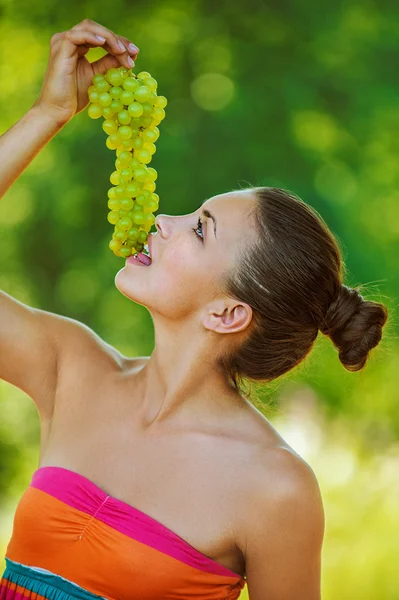 Mulher com ombros nus segurando uvas — Fotografia de Stock