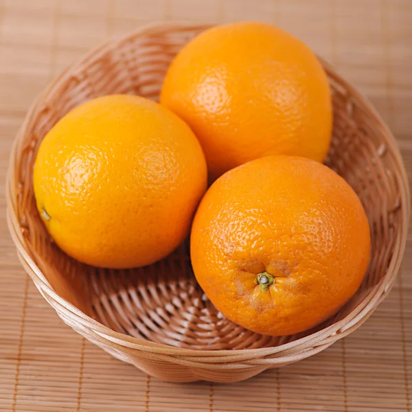 Tre in vimini cesto di arance — Foto Stock