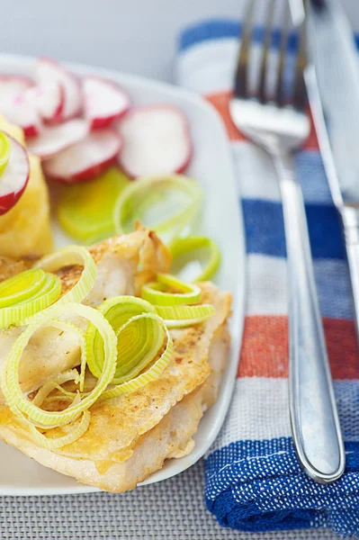 Fried fish with onions and radishes — Stock Photo, Image