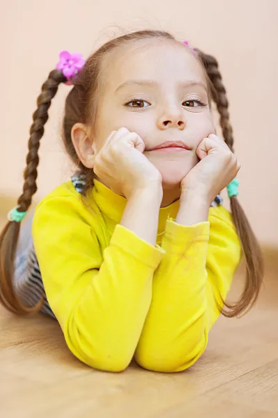 Sarı elbiseli küçük kız — Stok fotoğraf