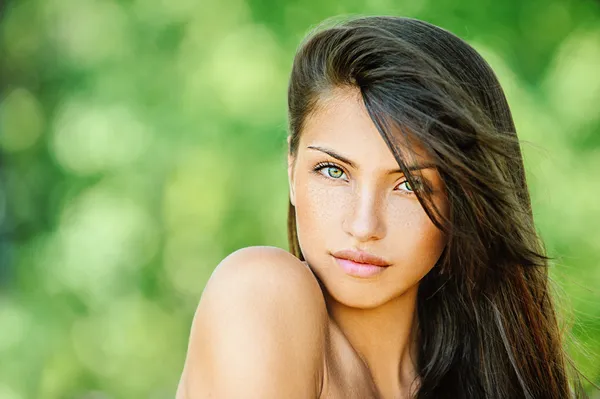 Young beautiful woman with bare shoulders — Stock Photo, Image