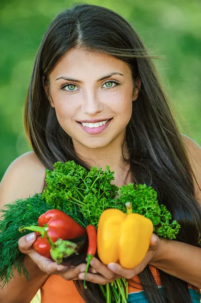 Kadın çıplak omuzlarına sebze holding ile — Stok fotoğraf