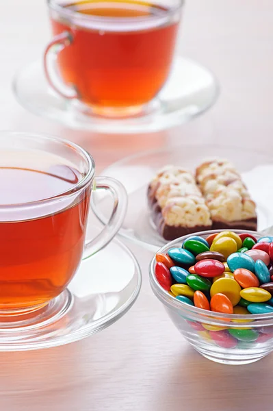Due tazze di tè, cioccolatini ghiacciati — Foto Stock