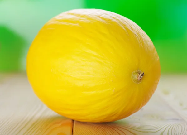 Melones amarillos sobre mesa de madera —  Fotos de Stock