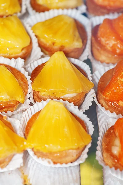 Finom kis sütemények, ananásszal, mandarin — Stock Fotó