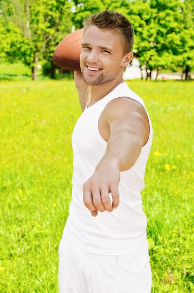 ラグビーのボールと美しい若いスポーツマン — ストック写真