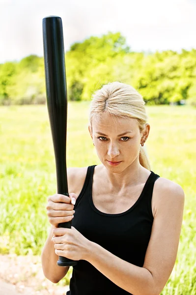 Mujer bonita con bate de béisbol — Foto de Stock